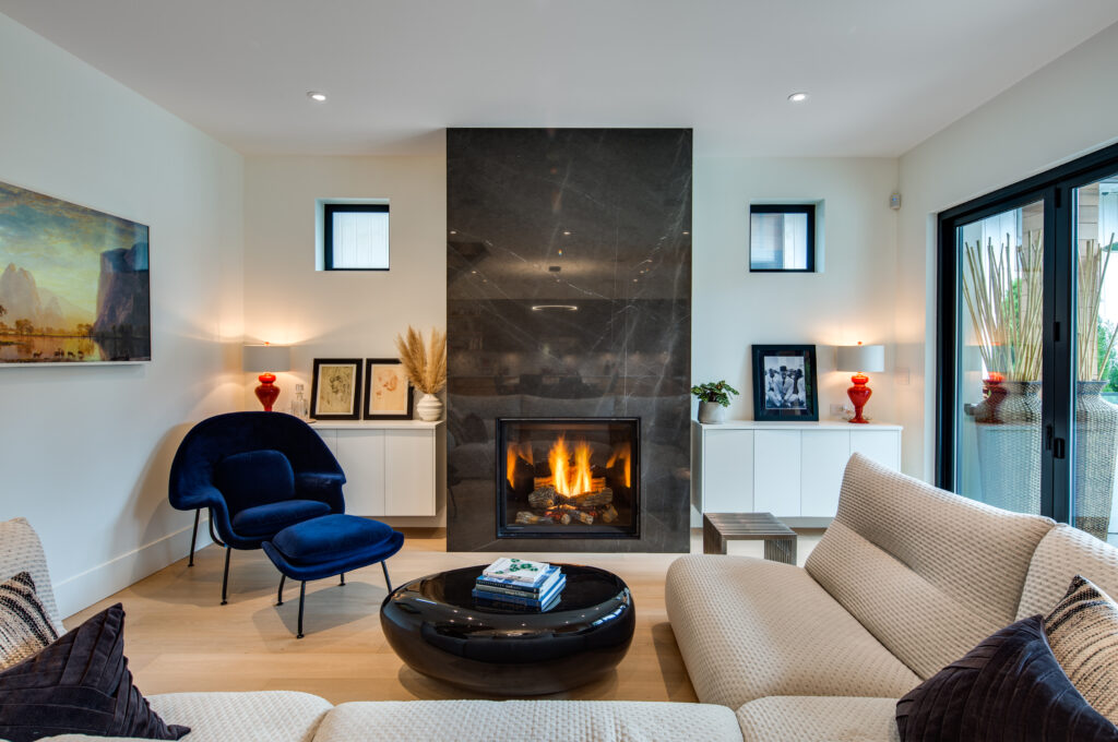 Living room with central fireplace with marble surround